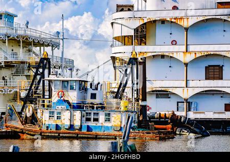 Binnenbaggergesellschaft Schlepper Frau Paula führt Wartungsarbeiten an zwei Kasinoschiffen im Bayou La Batre Sound, 13. Juli 2021, in Bayo durch Stockfoto