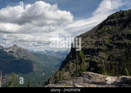 Sommerblick von Cliffs auf dem Weg zum Mount Brown Fire Tower im Glacier National Park Stockfoto