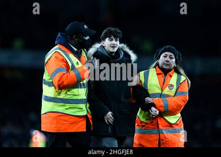 LONDON, GROSSBRITANNIEN. JAN 20th Während des Carabao Cup-Spiels zwischen Arsenal und Liverpool im Emirates Stadium, London, am Donnerstag, dem 20th. Januar 2022, Steigt Ein Eindringling in das Spielfeld ein. (Kredit: Tom West | MI News) Kredit: MI Nachrichten & Sport /Alamy Live News Stockfoto