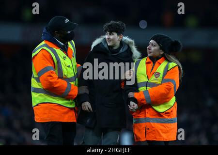 LONDON, GROSSBRITANNIEN. JAN 20th Während des Carabao Cup-Spiels zwischen Arsenal und Liverpool im Emirates Stadium, London, am Donnerstag, dem 20th. Januar 2022, Steigt Ein Eindringling in das Spielfeld ein. (Kredit: Tom West | MI News) Kredit: MI Nachrichten & Sport /Alamy Live News Stockfoto