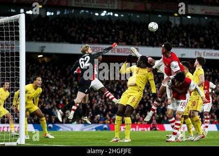 LONDON, GROSSBRITANNIEN. JAN 20th Caoimhin Kelleher aus Liverpool räumt beim Carabao Cup-Spiel zwischen Arsenal und Liverpool am Donnerstag, dem 20th. Januar 2022, im Emirates Stadium in London aus einer Ecke auf. (Kredit: Tom West | MI News) Kredit: MI Nachrichten & Sport /Alamy Live News Stockfoto