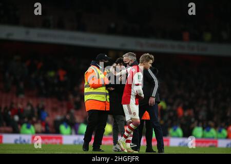 LONDON, GROSSBRITANNIEN. JAN 20th Während des Carabao Cup-Spiels zwischen Arsenal und Liverpool im Emirates Stadium, London, am Donnerstag, dem 20th. Januar 2022, Steigt Ein Eindringling in das Spielfeld ein. (Kredit: Tom West | MI News) Kredit: MI Nachrichten & Sport /Alamy Live News Stockfoto