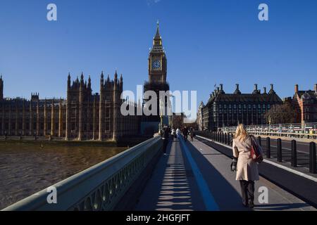 London, Großbritannien. 20th Januar 2022. Gesamtansicht der Houses of Parliament, Big Ben und Westminster Bridge an einem klaren Tag. Kredit: SOPA Images Limited/Alamy Live Nachrichten Stockfoto