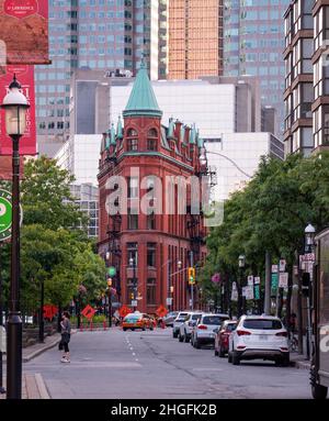 TORONTO, KANADA - 07 21 2020: Sommerabend Blick entlang Front Street mit bunten Blumenbeeten, grünen Bäumen und Gooderham flatiron Gebäude befeuern Stockfoto