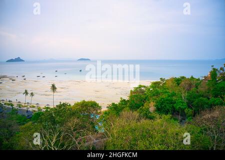 Der wunderschöne, idyllische tropische Strand von Koh Phi Phi in Thailand wurde bei Ebbe mit einer Drohne fotografiert. Stockfoto