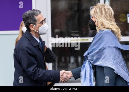 First Lady Dr. Jill Biden wurde von dem Präsidenten des Kollegs Eric Friedman bei der Ankunft begrüßt, um das Bergen Community College mit dem Bildungsminister Miguel Cardona zu besuchen. Dr. Biden wurde vom Gouverneur von New Jersey Phil Murphy und seiner Frau Tammy Murphy begleitet. Sowohl Dr. Biden als auch Sekretärin Cardona äußerten sich in ihren Ausführungen zu neuen Maßnahmen zur Verwendung der über den American Rescue Plan zur Verfügung stehenden Bundesmittel zur Pandemiehilfe, um die Grundbedürfnisse von Studenten an Hochschulen und Universitäten zu unterstützen. (Foto von Lev Radin/Pacific Press) Stockfoto