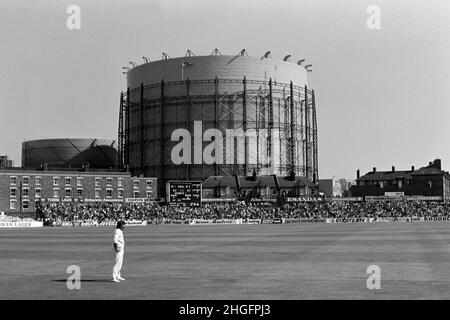 The Gasometers, Kennington Oval, England vs Australia, 5th Test Match, The Oval, London, England 25. - 30th. August 1977. Rodney Marsh (Australien) steht im Außenfeld. Stockfoto