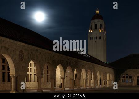 Vollmond über dem Hoover Tower über Main Quad an der Stanford University, Kalifornien, USA. Stockfoto