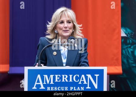 Paramus, New Jersey, USA. 20th Januar 2022. First Lady Dr. Jill Biden spricht beim Besuch des Bergen Community College mit dem Bildungsminister Miguel Cardona. Dr. Biden wurde vom Gouverneur von New Jersey Phil Murphy und seiner Frau Tammy Murphy begleitet. Sowohl Dr. Biden als auch Sekretärin Cardona äußerten sich in ihren Ausführungen zu neuen Maßnahmen zur Verwendung der über den American Rescue Plan zur Verfügung stehenden Bundesmittel zur Pandemiehilfe, um die Grundbedürfnisse von Studenten an Hochschulen und Universitäten zu unterstützen. (Bild: © Lev Radin/Pacific Press via ZUMA Press Wire) Stockfoto