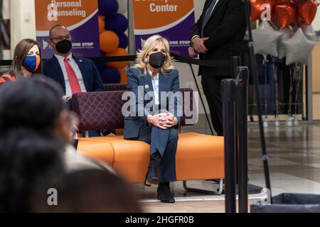 Paramus, New Jersey, USA. 20th Januar 2022. First Lady Dr. Jill Biden besucht das Bergen Community College. Dr. Biden wurde vom Gouverneur von New Jersey Phil Murphy und seiner Frau Tammy Murphy begleitet. Sowohl Dr. Biden als auch Sekretär Miguel Cardona betonten in ihren Bemerkungen die neuen Maßnahmen zur Verwendung der im Rahmen des amerikanischen Rettungsplans zur Verfügung stehenden Mittel zur Pandemievorsorge durch den Bund, um die Grundbedürfnisse von Studenten an Hochschulen und Universitäten zu unterstützen. (Bild: © Lev Radin/Pacific Press via ZUMA Press Wire) Stockfoto