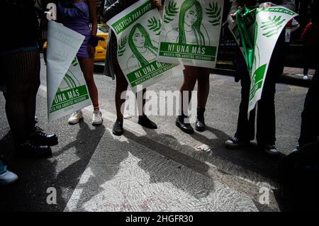 Bogota, Kolumbien. 20th Januar 2022. Am 20. Januar 2022 demonstrieren Frauen zur Unterstützung der Entkriminalisierung von Abtreibungen vor dem Haus des kolumbianischen Verfassungsgerichts in Bogota, Kolumbien.Quelle: Long Visual Press/Alamy Live News Stockfoto