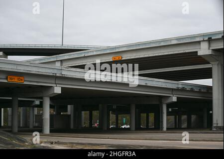 Houston, USA. 20th Januar 2022. Highways in Houston bestehen aus vielen erhöhten Straßen und Überführungen, die Behörden bereiten diese Straßen am Donnerstag, dem 20. Januar 2022, auf Eisverhältnisse vor. Die Gegend um Houston erwartet an diesem Wochenende eiskalten Wetter mit etwas Schnee und Eis. Houston-Fahrer müssen sich normalerweise keine Sorgen über die eiskigen Fahrbedingungen machen. (Foto von Jennifer Lake/SIPA USA) Quelle: SIPA USA/Alamy Live News Stockfoto