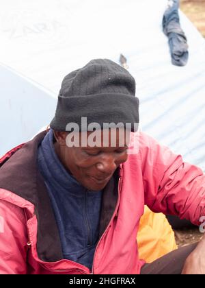 Bergführer und Portier auf dem Kilimandscharo Stockfoto