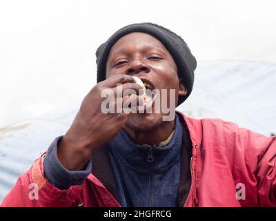 Bergführer und Portier auf dem Kilimandscharo Stockfoto