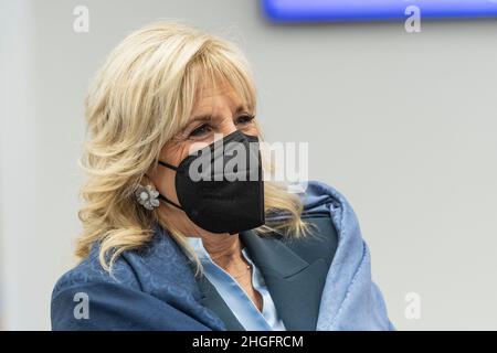 Paramus, New Jersey, USA. 20th Januar 2022. First Lady Dr. Jill Biden besucht das Bergen Community College. Dr. Biden wurde vom Gouverneur von New Jersey Phil Murphy und seiner Frau Tammy Murphy begleitet. Sowohl Dr. Biden als auch Sekretär Miguel Cardona betonten in ihren Bemerkungen die neuen Maßnahmen zur Verwendung der im Rahmen des amerikanischen Rettungsplans zur Verfügung stehenden Mittel zur Pandemievorsorge durch den Bund, um die Grundbedürfnisse von Studenten an Hochschulen und Universitäten zu unterstützen. (Bild: © Lev Radin/Pacific Press via ZUMA Press Wire) Stockfoto