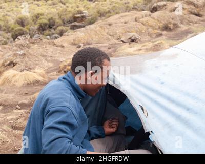 Bergführer und Portier auf dem Kilimandscharo Stockfoto