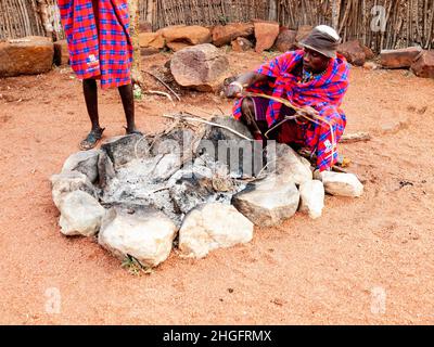Maasai sind eine nilotische ethnische Gruppe, die Nord-, Zentral- und Südkenia und Nordtansania bewohnt und mit Feuerstartfähigkeiten belegt ist Stockfoto