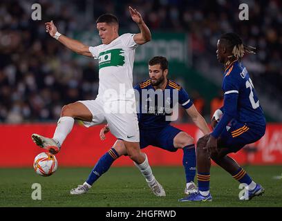 (220121) -- ELCHE, 21. Januar 2022 (Xinhua) -- Nacho Fernandez (C) von Real Madrid und Eduardo Camavinga (R) wetteifern mit Guido Carrillo von Elche während der Spanischen Königspokal-Runde von 16 zwischen Elche CF und Real Madrid am 20. Januar 2022 in Elche, Spanien. Real Madrid gewann 2:1. (str/Xinhua) Quelle: Xinhua/Alamy Live News Stockfoto