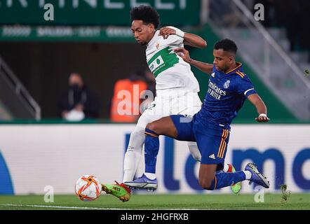 (220121) -- ELCHE, 21. Januar 2022 (Xinhua) -- Rodrygo (R) von Real Madrid steht mit Johan Mojica von Elche während der Spanischen Königspokal-Runde von 16 zwischen Elche CF und Real Madrid am 20. Januar 2022 in Elche, Spanien, auf dem Spiel. Real Madrid gewann 2:1. (str/Xinhua) Quelle: Xinhua/Alamy Live News Stockfoto