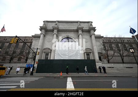 New York, USA. 20th Januar 2022. Vor dem American Museum of Natural History wird ein bedecktes Gerüst errichtet, wo einst eine Statue stand, die Präsident Theodore Roosevelt nach einer nächtlichen Entfernung in New York, NY, am 20. Januar 2022, aufgestellt hatte. Die Statue, in der Präsident Theodore Roosevelt auf einem Pferd saß, das von einem Indianer und einem Afroamerikaner flankiert wurde, trug eine Botschaft der „Rassenhierarchie“, wie das Museum erklärte. (Foto von Anthony Behar/Sipa USA) Quelle: SIPA USA/Alamy Live News Stockfoto