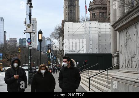 New York, USA. 20th Januar 2022. Vor dem American Museum of Natural History wird ein bedecktes Gerüst errichtet, wo einst eine Statue stand, die Präsident Theodore Roosevelt nach einer nächtlichen Entfernung in New York, NY, am 20. Januar 2022, aufgestellt hatte. Die Statue, in der Präsident Theodore Roosevelt auf einem Pferd saß, das von einem Indianer und einem Afroamerikaner flankiert wurde, trug eine Botschaft der „Rassenhierarchie“, wie das Museum erklärte. (Foto von Anthony Behar/Sipa USA) Quelle: SIPA USA/Alamy Live News Stockfoto