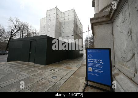 New York, USA. 20th Januar 2022. Vor dem American Museum of Natural History wird ein bedecktes Gerüst errichtet, wo einst eine Statue stand, die Präsident Theodore Roosevelt nach einer nächtlichen Entfernung in New York, NY, am 20. Januar 2022, aufgestellt hatte. Die Statue, in der Präsident Theodore Roosevelt auf einem Pferd saß, das von einem Indianer und einem Afroamerikaner flankiert wurde, trug eine Botschaft der „Rassenhierarchie“, wie das Museum erklärte. (Foto von Anthony Behar/Sipa USA) Quelle: SIPA USA/Alamy Live News Stockfoto