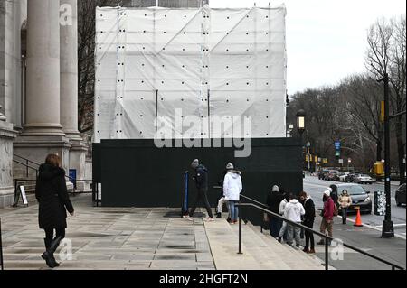 New York, USA. 20th Januar 2022. Vor dem American Museum of Natural History wird ein bedecktes Gerüst errichtet, wo einst eine Statue stand, die Präsident Theodore Roosevelt nach einer nächtlichen Entfernung in New York, NY, am 20. Januar 2022, aufgestellt hatte. Die Statue, in der Präsident Theodore Roosevelt auf einem Pferd saß, das von einem Indianer und einem Afroamerikaner flankiert wurde, trug eine Botschaft der „Rassenhierarchie“, wie das Museum erklärte. (Foto von Anthony Behar/Sipa USA) Quelle: SIPA USA/Alamy Live News Stockfoto