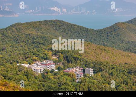 Kleines Dorf und Häuser im Wald, Mo Tat Wan, Lamma Island, Hong Kong Stockfoto