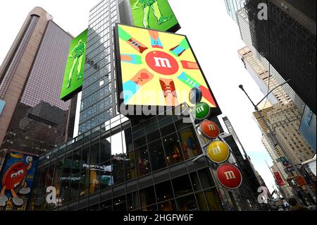 New York, USA. 20th Januar 2022. Blick auf das Logo von M&M, da Mars Inc. Bekannt gab, dass sein anthropomorphisierter Candy-Charakter zusammen mit dem Logo von HE Candy, New York, NY, 20. Januar 2022, neu gestaltet werden soll. (Foto von Anthony Behar/Sipa USA) Quelle: SIPA USA/Alamy Live News Stockfoto