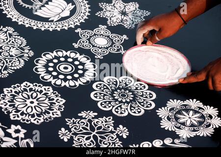 Indischer Verkäufer Mann Herstellung Rangoli aus Design-Muster von Rangoli mit Kreisen. Diese schönen Designs werden in jedem hindu-Haus hergestellt, um sie zu dekorieren und zu schmücken Stockfoto