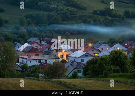 Turcianska Stiavnicka Dorf in den Ausläufern der Velka Fatra Berge. Stockfoto