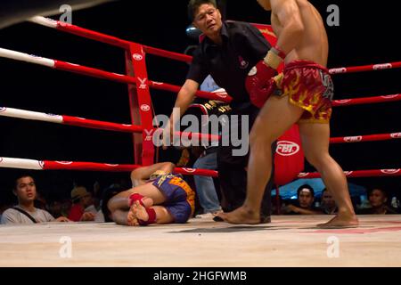 CHIANGMAI, THAILAND - 2. JANUAR : nicht identifizierte Muay Thai Kämpfer treten in einem Thai Boxkampf in Mueng-kaen Kampf am 2. Januar 2013 in Mae Tang DIS Stockfoto