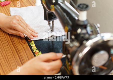 Retro-Stil manuelle Nähmaschine arbeitet Stockfoto