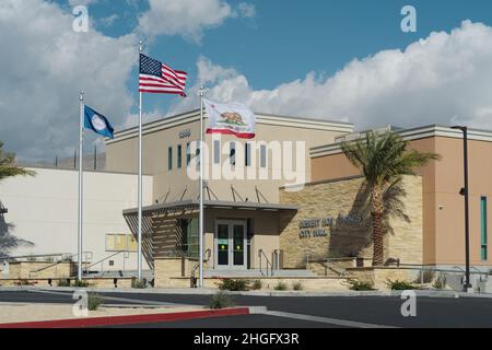 Das Rathaus von Desert Hot Springs wird an einem windigen Tag mit Wolkenhimmel gezeigt. Stockfoto