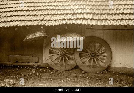 1 24 2020 Bullock Cart Holzrad im Schuppen des Bauernhauses Yeoor Dorf Thane Maharashtra Indien gehalten. Stockfoto