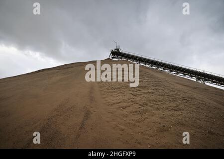 Weeze, Deutschland. 20th Januar 2022. Förderbänder transportieren Sand zu einem Vorrat in der Kiesfabrik Weeze Kies GmbH & Co.KG der Hülskens Holding. Quelle: Oliver Berg/dpa/Alamy Live News Stockfoto