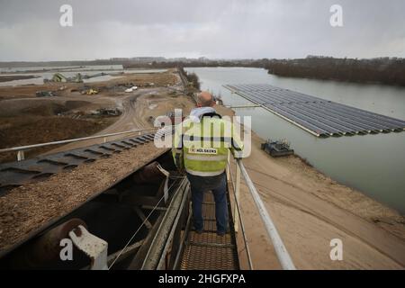 Weeze, Deutschland. 20th Januar 2022. Die Schotteranlage mit dem Baggersee der Weeze Kies GmbH & Co.KG der Hülskens Holding. Quelle: Oliver Berg/dpa/Alamy Live News Stockfoto