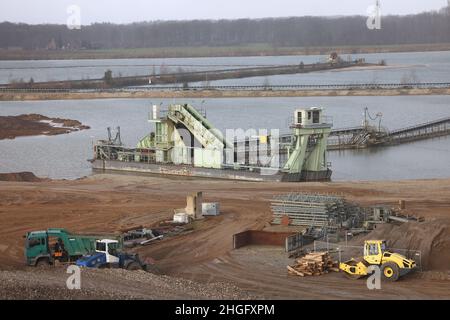 Weeze, Deutschland. 20th Januar 2022. Die Schotteranlage mit dem Baggersee der Weeze Kies GmbH & Co.KG der Hülskens Holding. Quelle: Oliver Berg/dpa/Alamy Live News Stockfoto