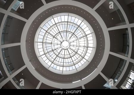 München, Deutschland. 20th Januar 2022. Licht leuchtet durch die Decke der Rotunde der Pinakothek der Moderne. In den großen Räumen sind nur wenige Besucher zu sehen. Quelle: Felix Hörhager/dpa/Alamy Live News Stockfoto