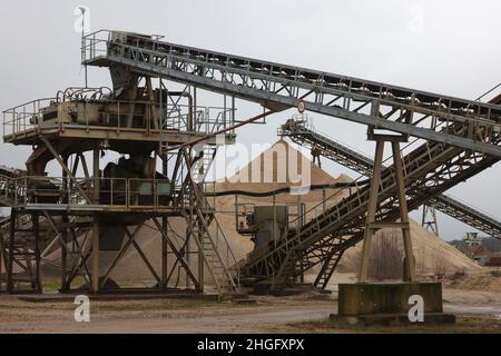 Weeze, Deutschland. 20th Januar 2022. Förderbänder transportieren Sand zu einem Vorrat in der Kiesfabrik Weeze Kies GmbH & Co.KG der Hülskens Holding. Quelle: Oliver Berg/dpa/Alamy Live News Stockfoto