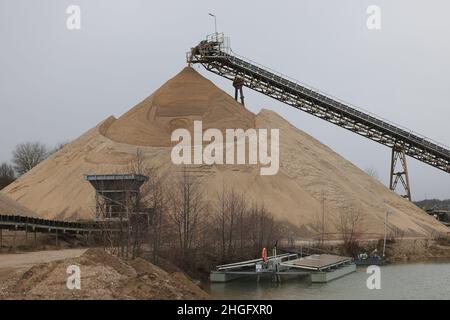 Weeze, Deutschland. 20th Januar 2022. Förderbänder transportieren Sand zu einem Vorrat in der Kiesfabrik Weeze Kies GmbH & Co.KG der Hülskens Holding. Quelle: Oliver Berg/dpa/Alamy Live News Stockfoto