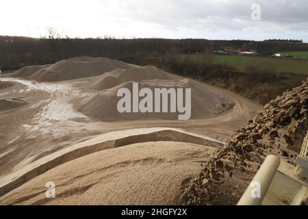 Weeze, Deutschland. 20th Januar 2022. Ein Förderband transportiert Sand zu einem Vorrat der Weeze Kies GmbH & Co.KG der Hülskens Holding. Quelle: Oliver Berg/dpa/Alamy Live News Stockfoto