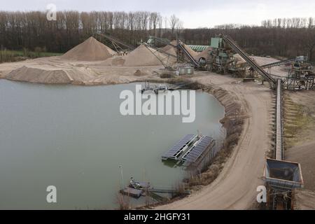 Weeze, Deutschland. 20th Januar 2022. Die Schotteranlage mit dem Baggersee der Weeze Kies GmbH & Co.KG der Hülskens Holding. Quelle: Oliver Berg/dpa/Alamy Live News Stockfoto