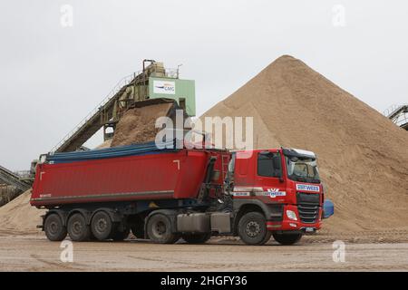 Weeze, Deutschland. 20th Januar 2022. In der Kiesfabrik Weeze Kies GmbH & Co.KG der Hülskens Holding wird ein LKW mit Sand beladen. Quelle: Oliver Berg/dpa/Alamy Live News Stockfoto