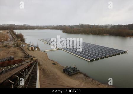 Weeze, Deutschland. 20th Januar 2022. Solaranlagen schwimmen auf dem Baggersee der Weeze Kies GmbH & Co.KG der Hülskens Holding. Quelle: Oliver Berg/dpa/Alamy Live News Stockfoto