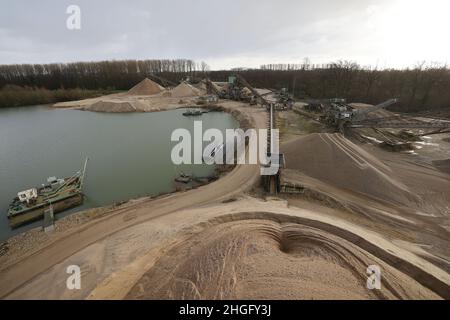 Weeze, Deutschland. 20th Januar 2022. Die Schotteranlage mit dem Baggersee der Weeze Kies GmbH & Co.KG der Hülskens Holding. Quelle: Oliver Berg/dpa/Alamy Live News Stockfoto