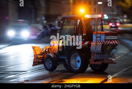 München, Deutschland. 21st Januar 2022. Ein kleiner Schneepflug fährt über die Straße in die Innenstadt. Quelle: Sven Hoppe/dpa/Alamy Live News Stockfoto