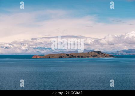 Sonniger Blick auf die Mondinsel oder die Isla de la Luna am Titicacasee in Bolivien Stockfoto