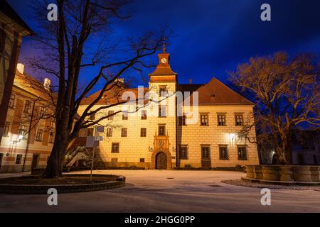 Winternacht im Innenhof des Schlosses Trebon - Tschechische Republik. Stockfoto