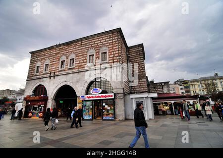 Eminonu-Platz in der Nähe der Galata-Brücke in Istanbul, Türkei. Stockfoto